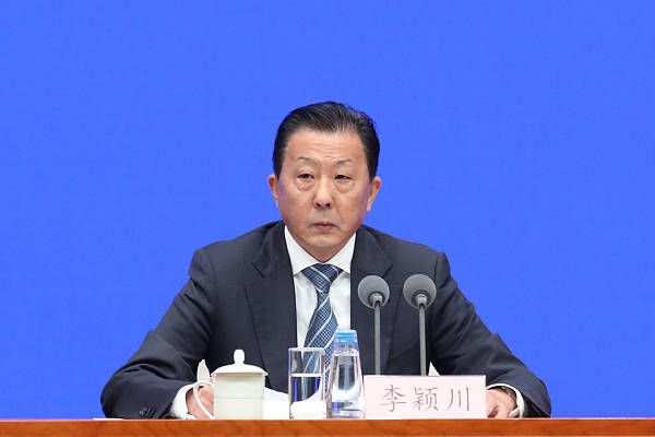 影片的开篇，画面中只有一望无际的沙漠、散落其中的乱石堆和地上的动物骸骨。
