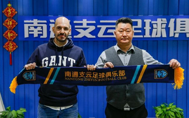 肖战说因为肖衍一直都很要面子,非常想要把自己弄得很得体,但最后那场戏,他们趴在废墟里,他看着躺在一旁的彭昱畅,自己有些难过,如此好强要面的一个人,在这个时候像一张被揉碎的纸一样。