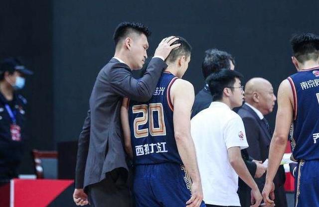 路透中，蔡徐坤和沙溢在操场骑着小摩托，坤坤双手Back Hug“沙子爹”，画风可爱。