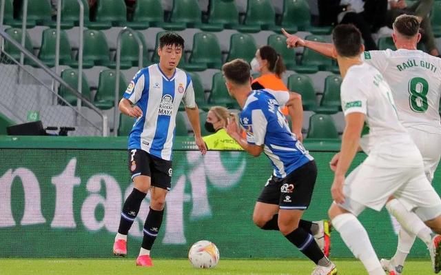 网飞首席内容官萨兰多斯、导演黄东赫,主演李政宰、朴海秀、郑在日等主创出席。