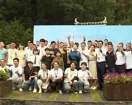 欧阳娜娜热情挥手，林允着黑裙显冷艳。