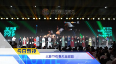 影片在各种电影类型之间游走，